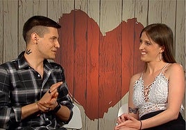 Una soltera de 'First Dates' sorprende con la extraña forma de acercarse a su cita: «¿Lo de lanzarme el cojín por qué es?»