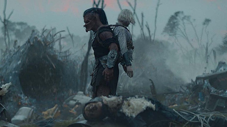 Dimitrius Koloamatangi y Elle Fanning en 'Predator: Badlands'