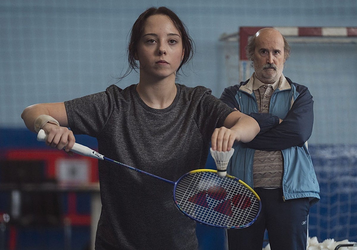Carla Quílez y Javier Cámara, en la serie 'Yakarta'