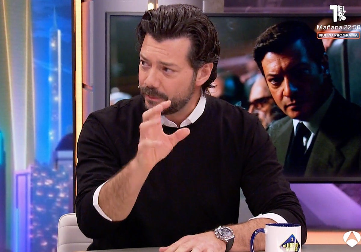 Álvaro Morte presentando 'Anatomía de un instante' en 'El Hormiguero'