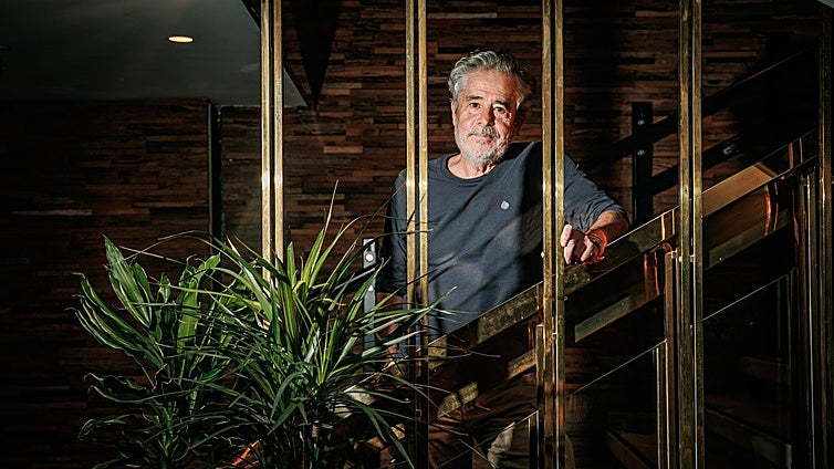 Carlos Iglesias: «Hubo una generación en España que vivió con el miedo pegado al cuerpo toda la vida: miedo al hambre, a la delación, a ser el rojo o el fascista del pueblo»