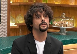 Un soltero de 'First Dates' ojiplático al escuchar el comentario de Carlo Sobera sobre su físico: «Es inquietante, vas a dejarla turulata»