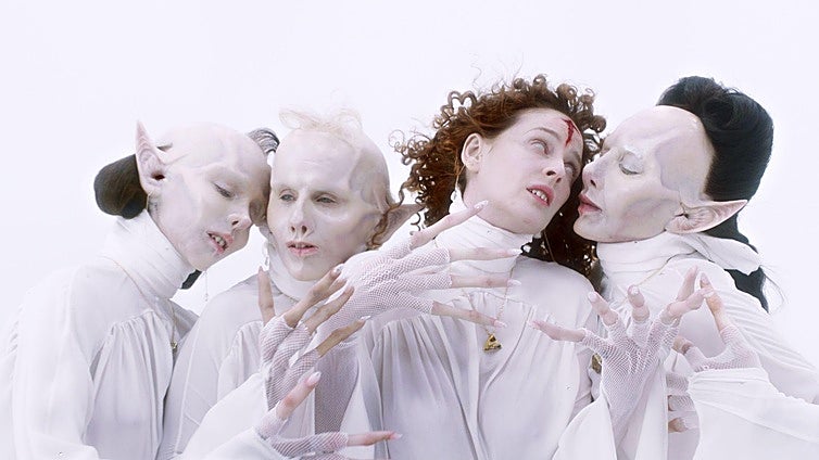 Eduardo Casanova: vampiras, lesbianismo, VIH y comedia para contar la «historia de la que hay que hablar en este momento»