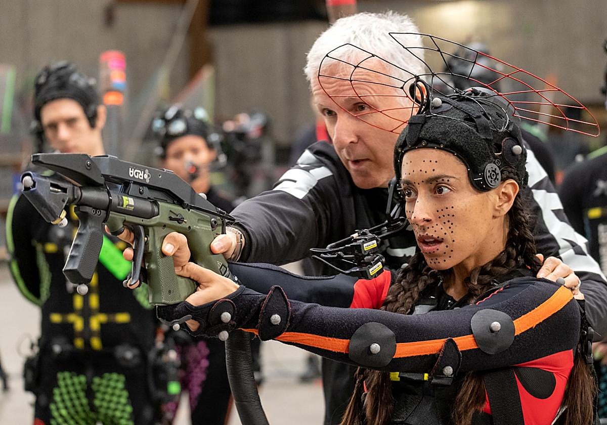 James Cameron y Oona Chaplin, durante el rodaje de 'Avatar: Fuego y ceniza'