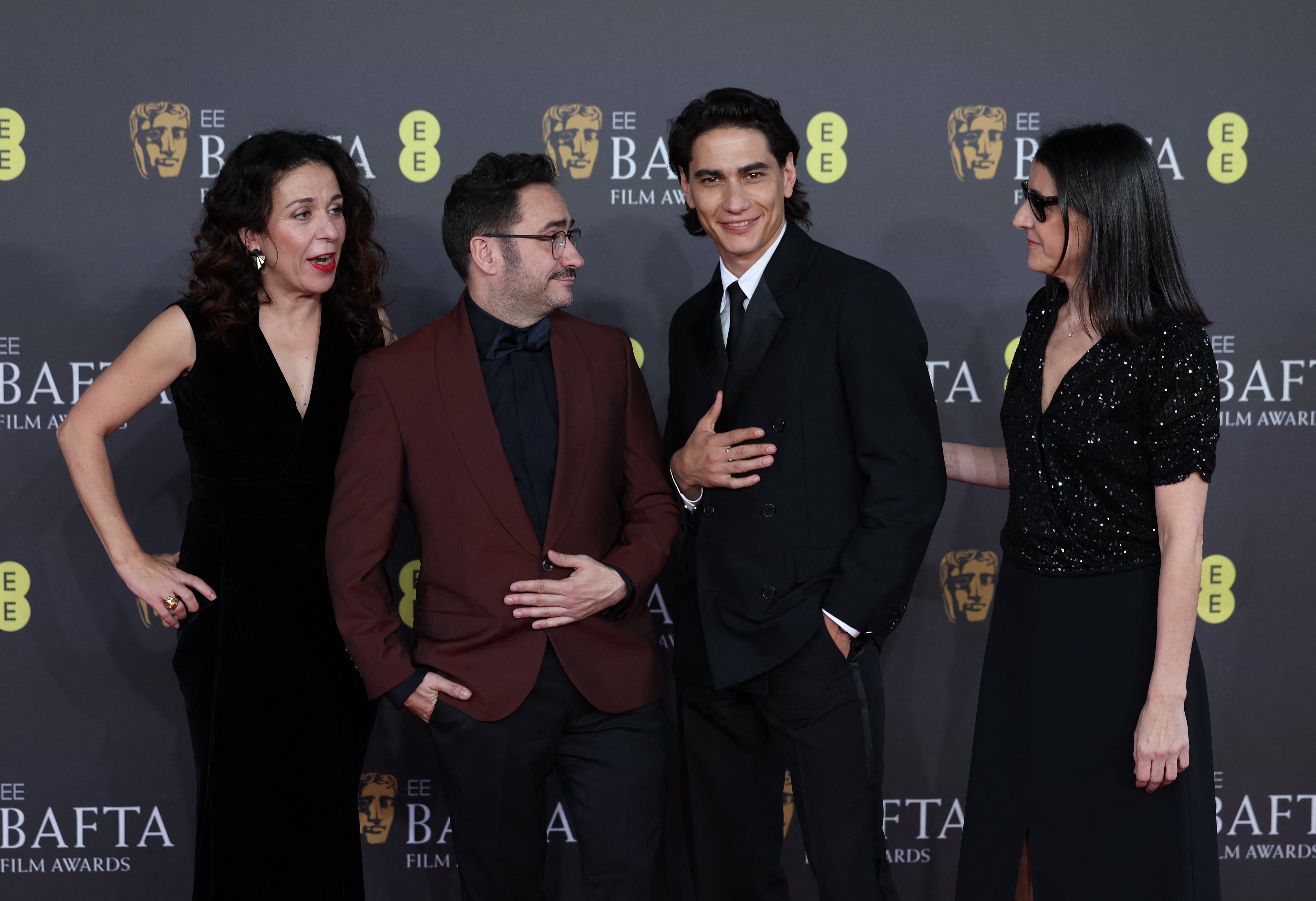 Sandra Hermida, J. A. Bayona, Enzo Vogrincic y Belen Atienza en su llegada a los Bafta