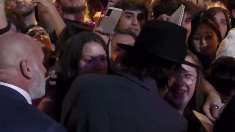 Johnny Depp se da un baño de masas en Sevilla antes de presentar "Modi. Three Days on the Wing of Madness"