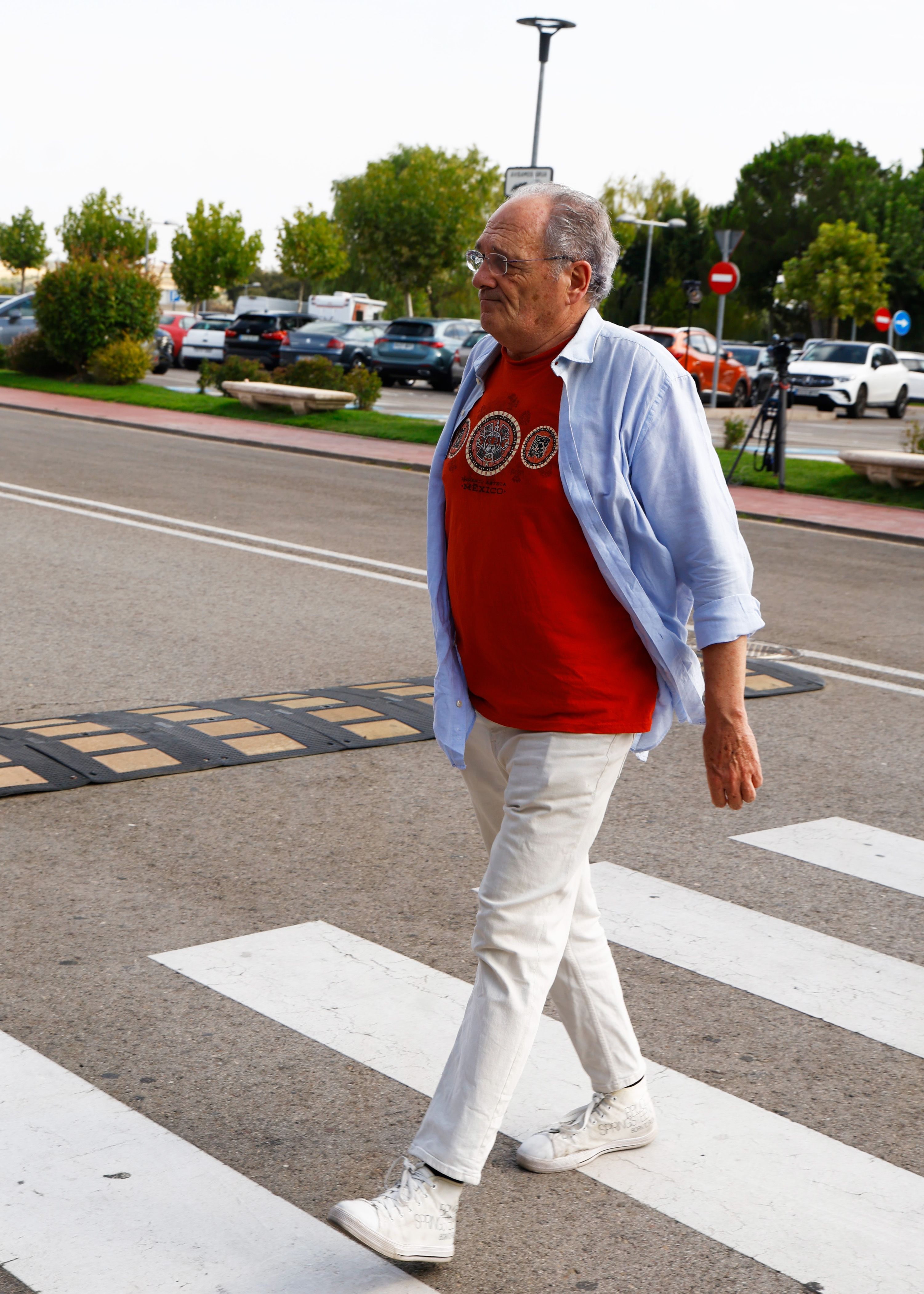 Carlos Olalla llega a despedir a la actriz.
