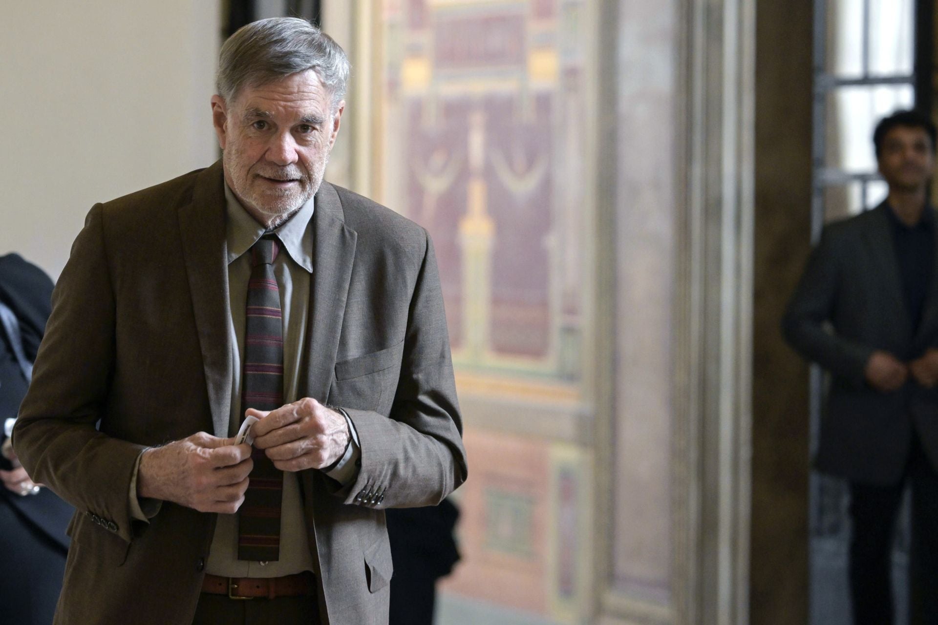 El director de cine y productor estadounidense Gus Van Sant a su salida de la audiencia