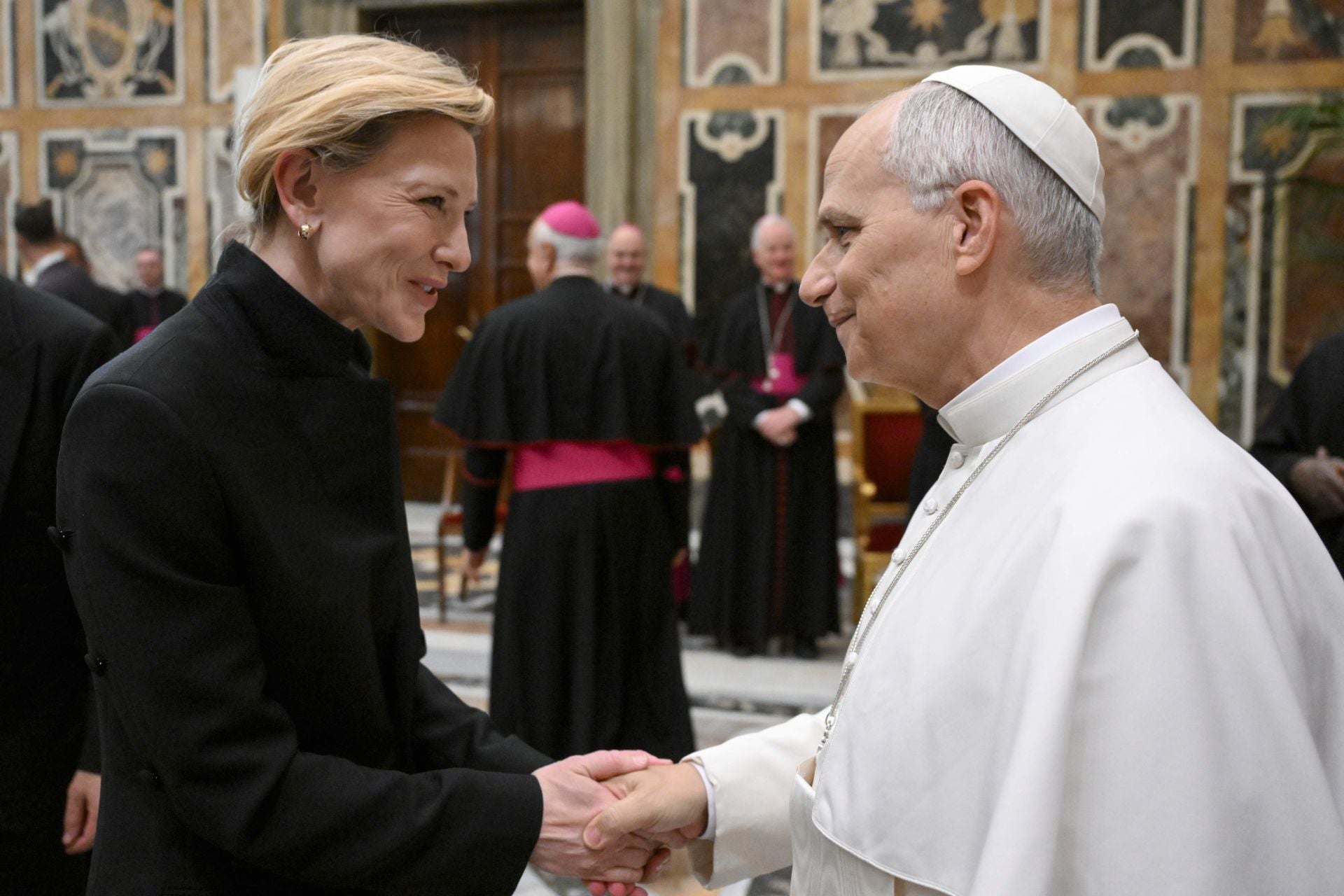 El Papa León XIV saluda a la actriz Cate Blanchett durante la audiencia en el Vaticano 
