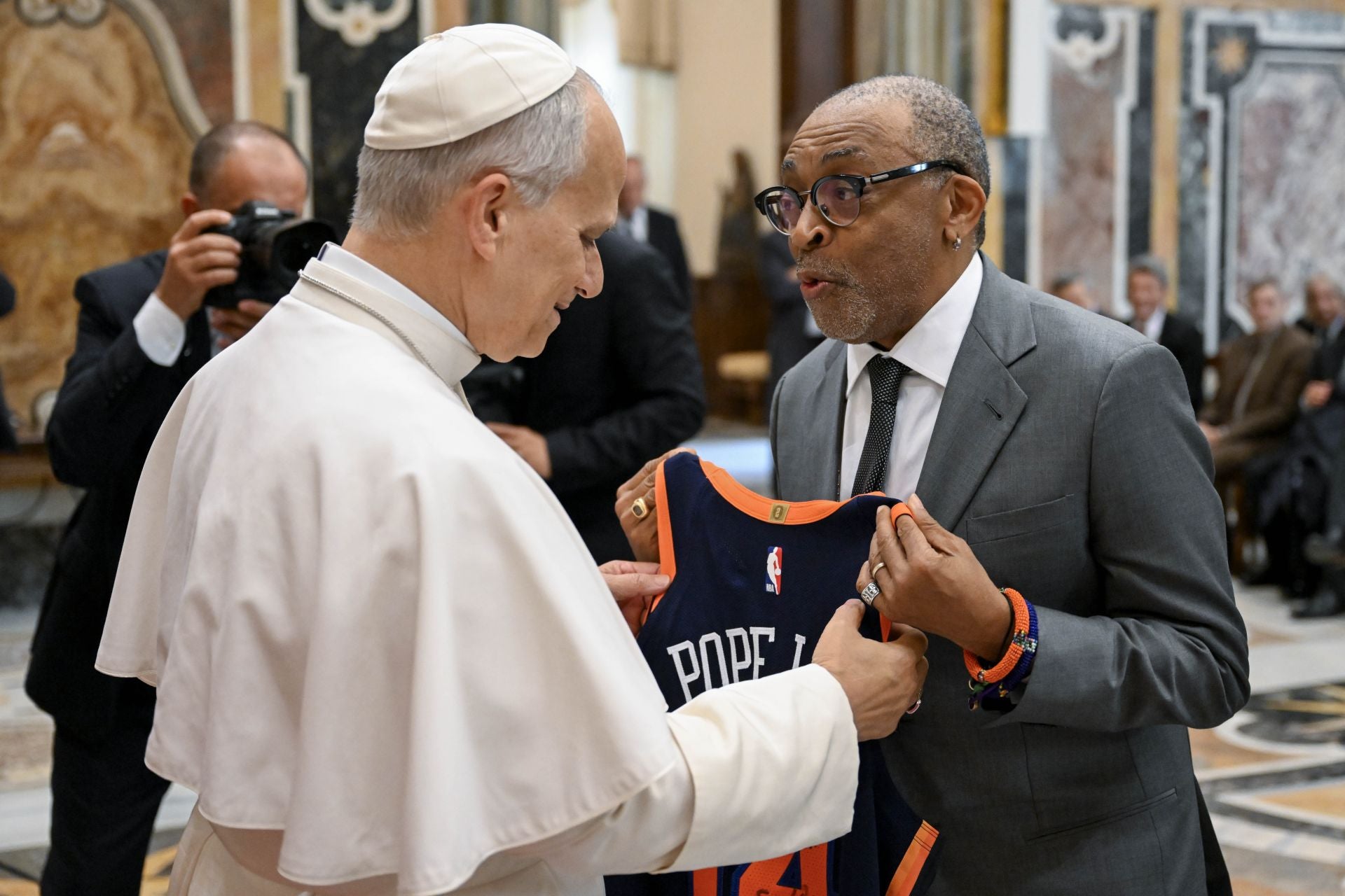 El Papa León XIV saluda al director y cine Spike Lee, quien le ha regalado una camiseta de la NBA con su nombre