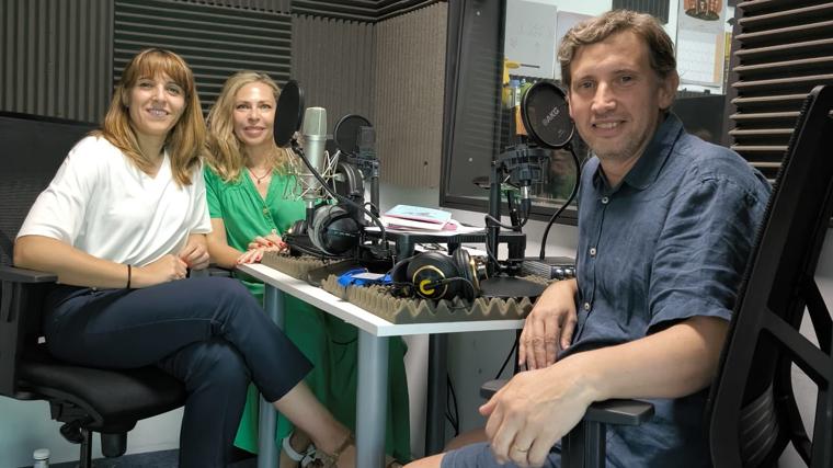 Las periodistas Laura Pintos y Raquel Alcolea, con el psicólogo Sebastián Girona, durante la grabación del pódcast.