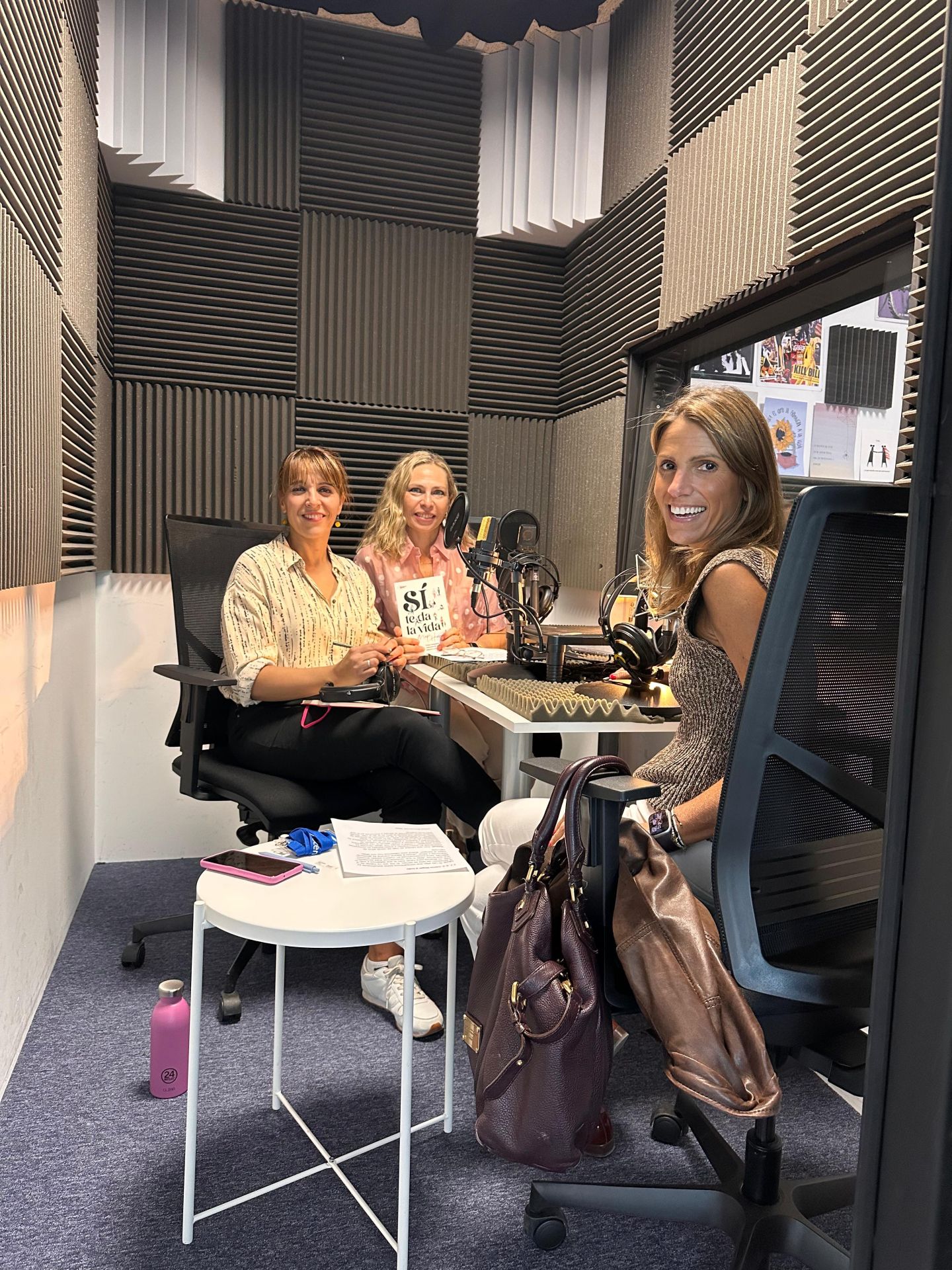 Las periodistas Laura Pintos y Raquel Alcolea, con Mapi Hermida
