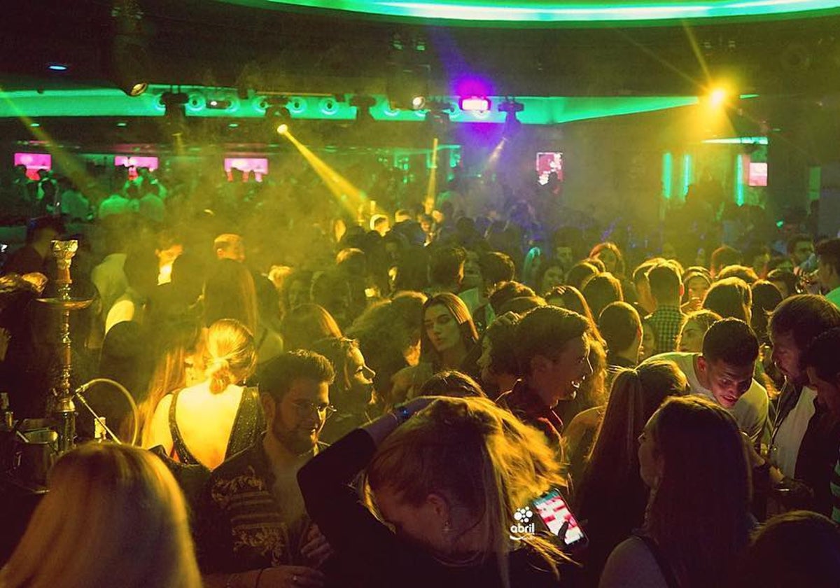 La Discoteca Abril Sevilla se encuentra en los bajos del hotel Los Lebreros, en la calle Luis Montoto