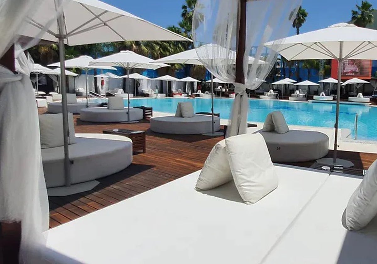 En la terraza Occo Pool Club se pueden reservar cómodas camas para disfrutar de una jornada inolvidable