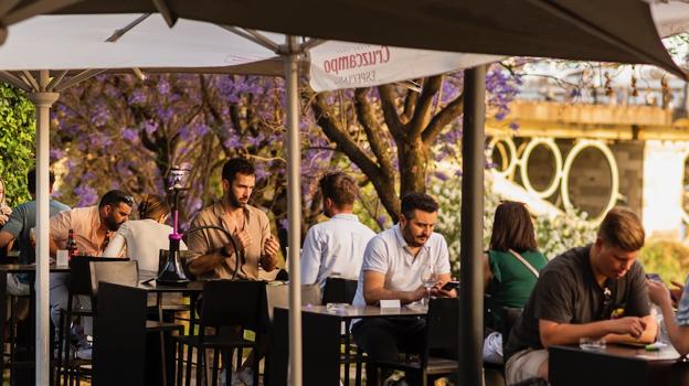 La terraza Lonja del Barranco Sevilla se encuentra en el mercado del mismo nombre, junto al río Guadalquivir