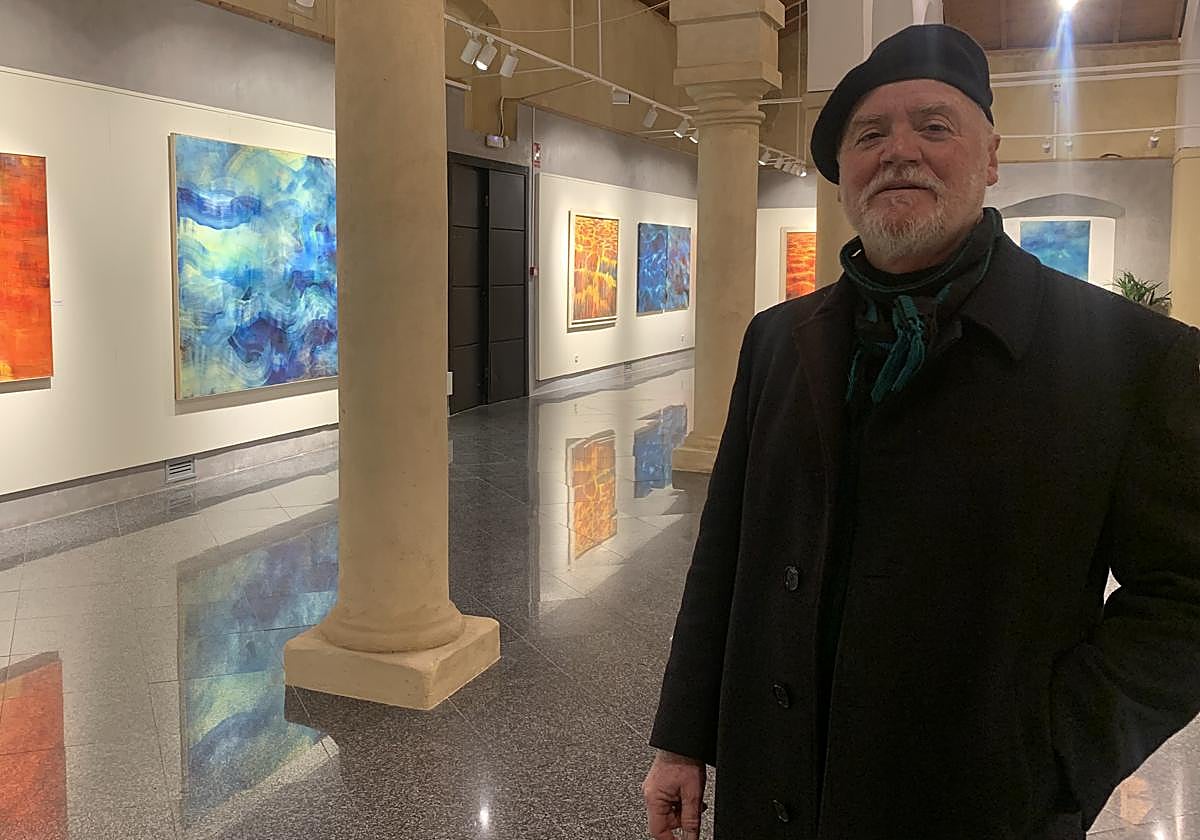 Paco Broca ante algunas de las pinturas que muestra en 'Elementum'