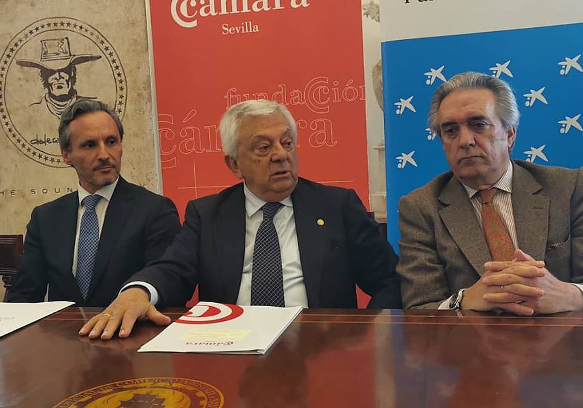 Daniel Pozo, director del Área de Negocio de Caixabank, Francisco Herrero, presidente de la Fundación Cámara y Ramón Ybarra, representante de la Asociación DalecandELA
