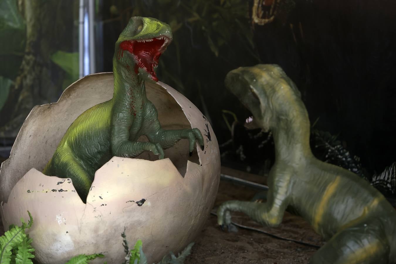 Las figuras a tamaño real y con gran realismo hacen al visitante adentrarse en el mundo de los dinosaurios