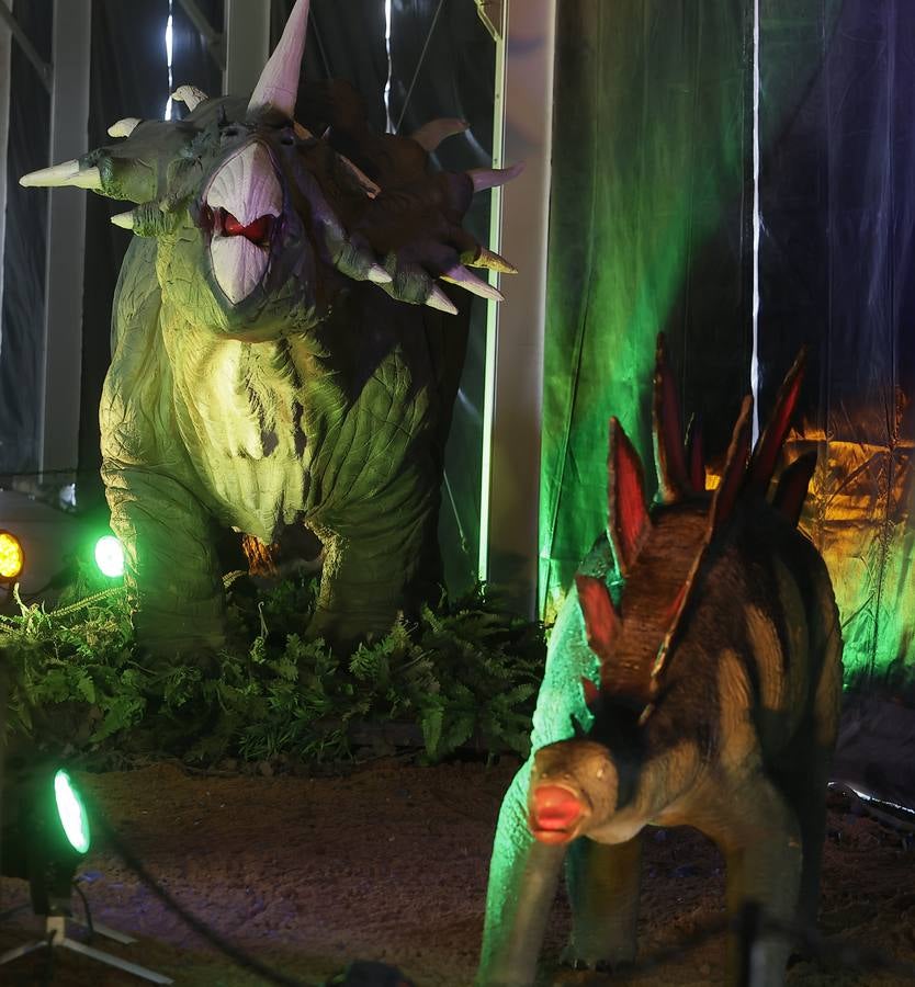 Las figuras a tamaño real y con gran realismo hacen al visitante adentrarse en el mundo de los dinosaurios