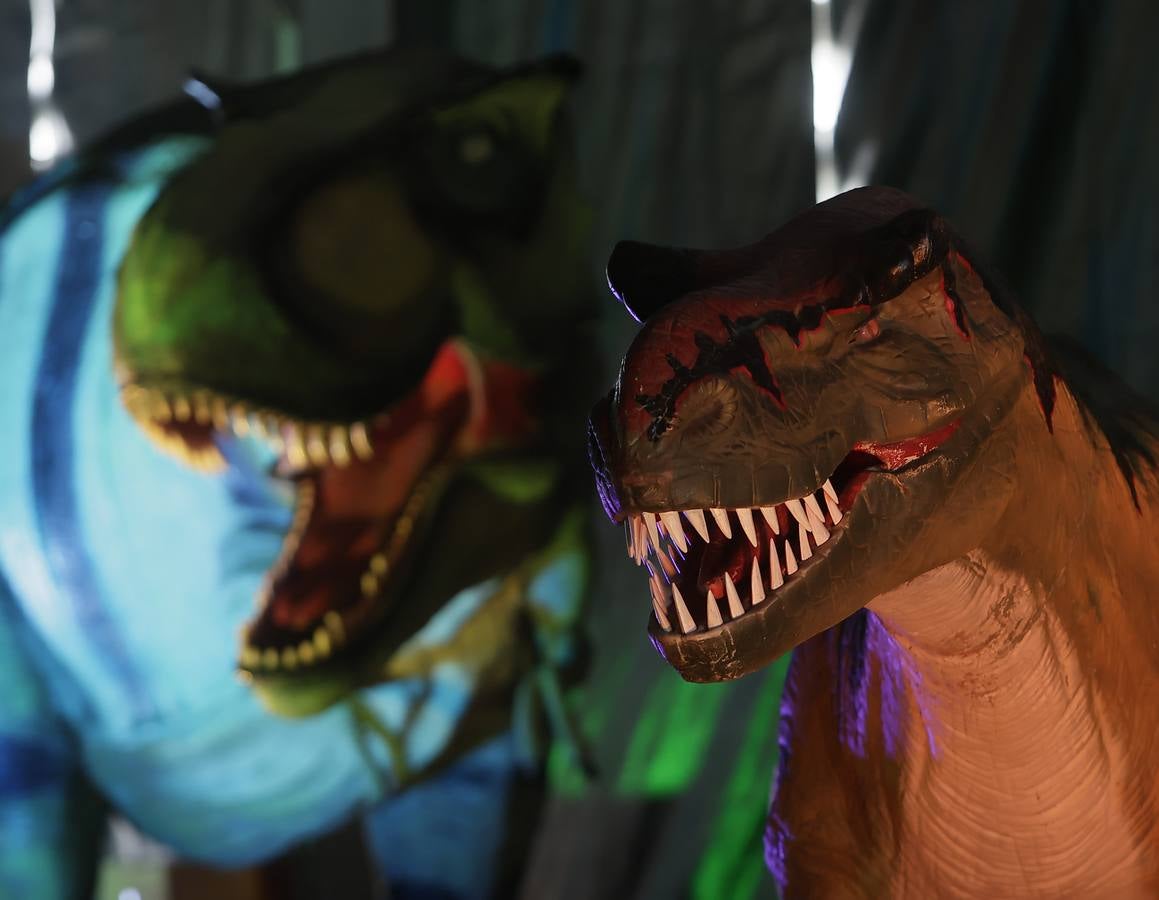 Las figuras a tamaño real y con gran realismo hacen al visitante adentrarse en el mundo de los dinosaurios