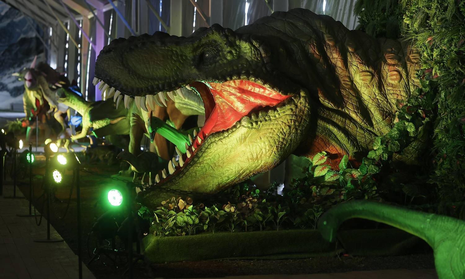 Las figuras a tamaño real y con gran realismo hacen al visitante adentrarse en el mundo de los dinosaurios