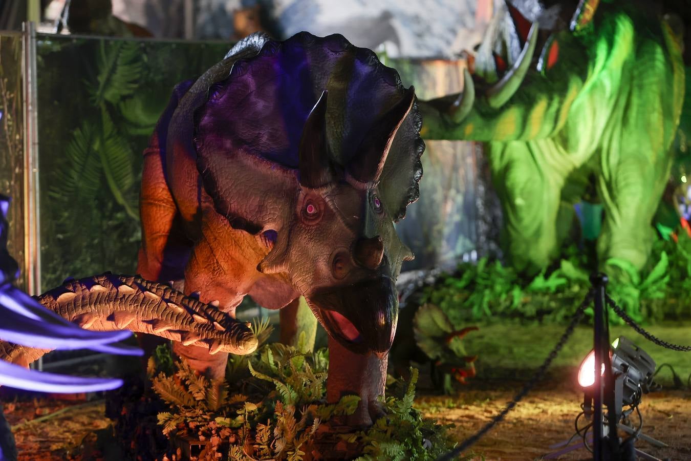 Las figuras a tamaño real y con gran realismo hacen al visitante adentrarse en el mundo de los dinosaurios