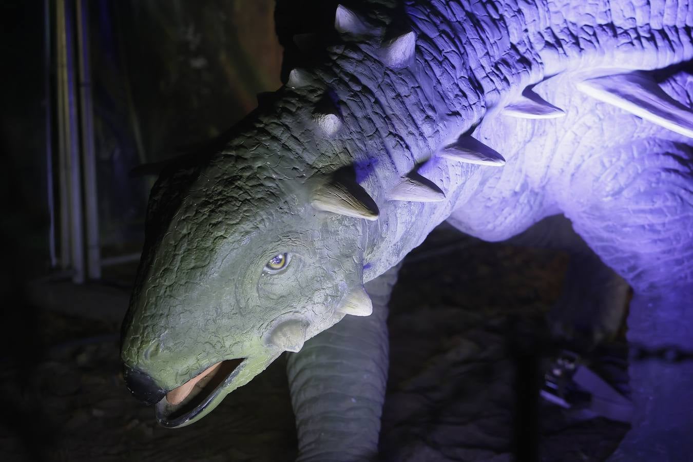 Las figuras a tamaño real y con gran realismo hacen al visitante adentrarse en el mundo de los dinosaurios