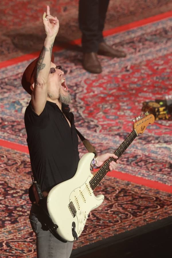 Fito encandiló al público sevillano con sus canciones 