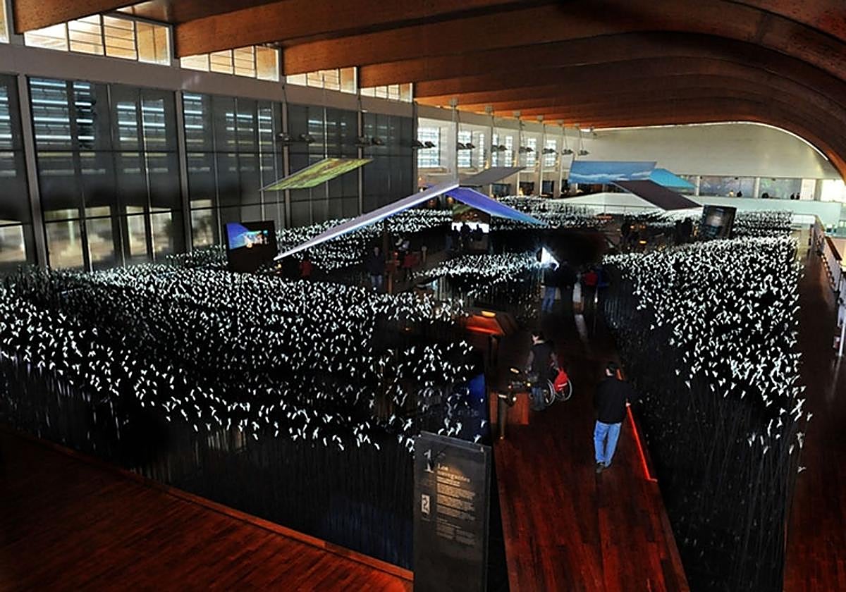 El Pabellón de la Navegación se ubica en Sevilla en la Isla de la Cartuja, junto al río Guadalquivir