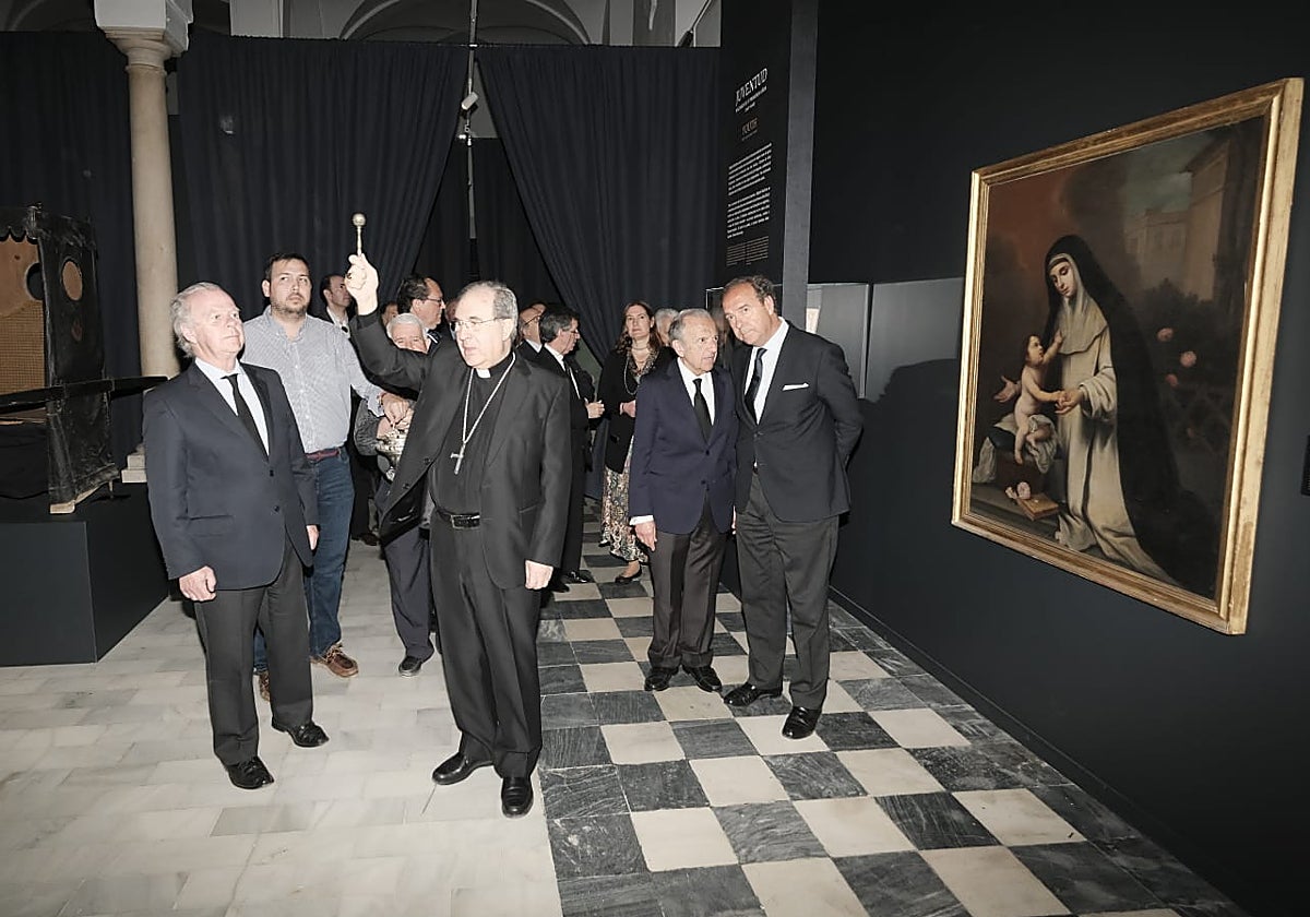 Monseñor Asenjo bendiciendo la exposición 'Miguel Mañara. El tesoro de la Caridad'