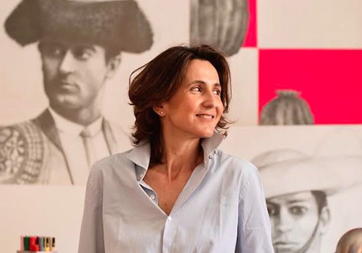 La artista sevillana con algunas de las obras que ha creado