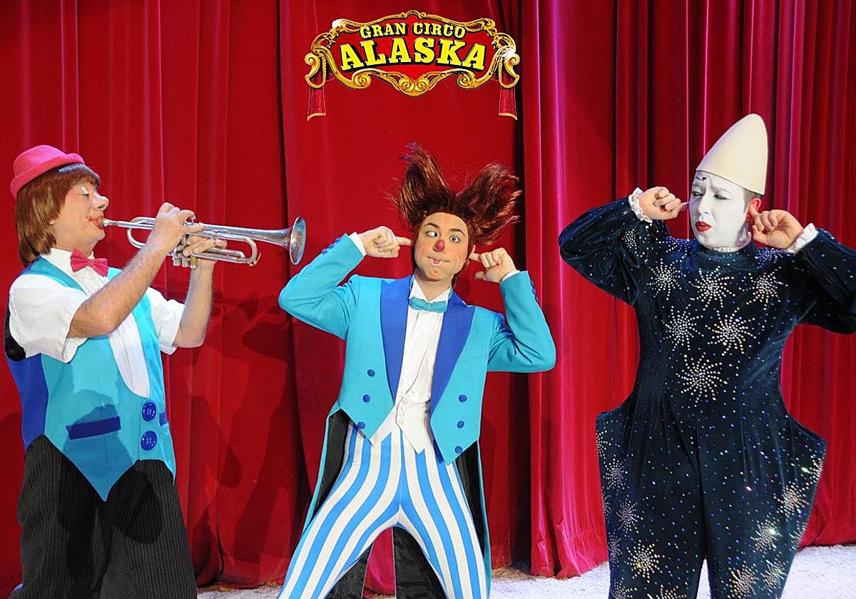 Una de las actuaciones de los payasos del Gran Circo Alaska
