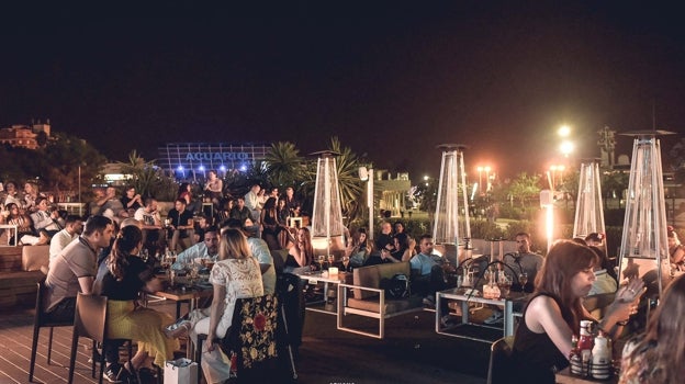 Fotografía de la terraza por la noche