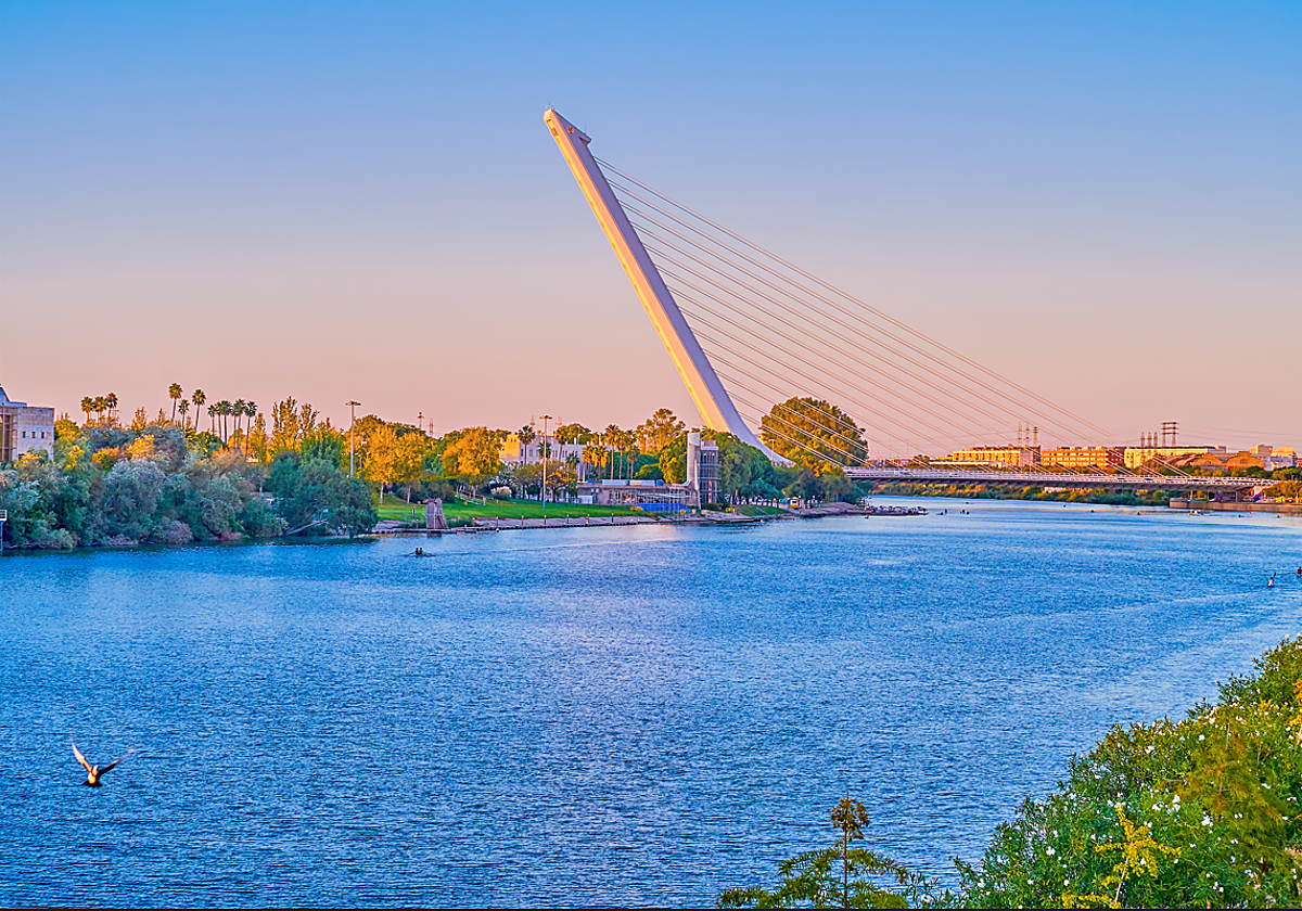 Fotografía de archivo del puente del Alamillo sobre el río Guadalquivir