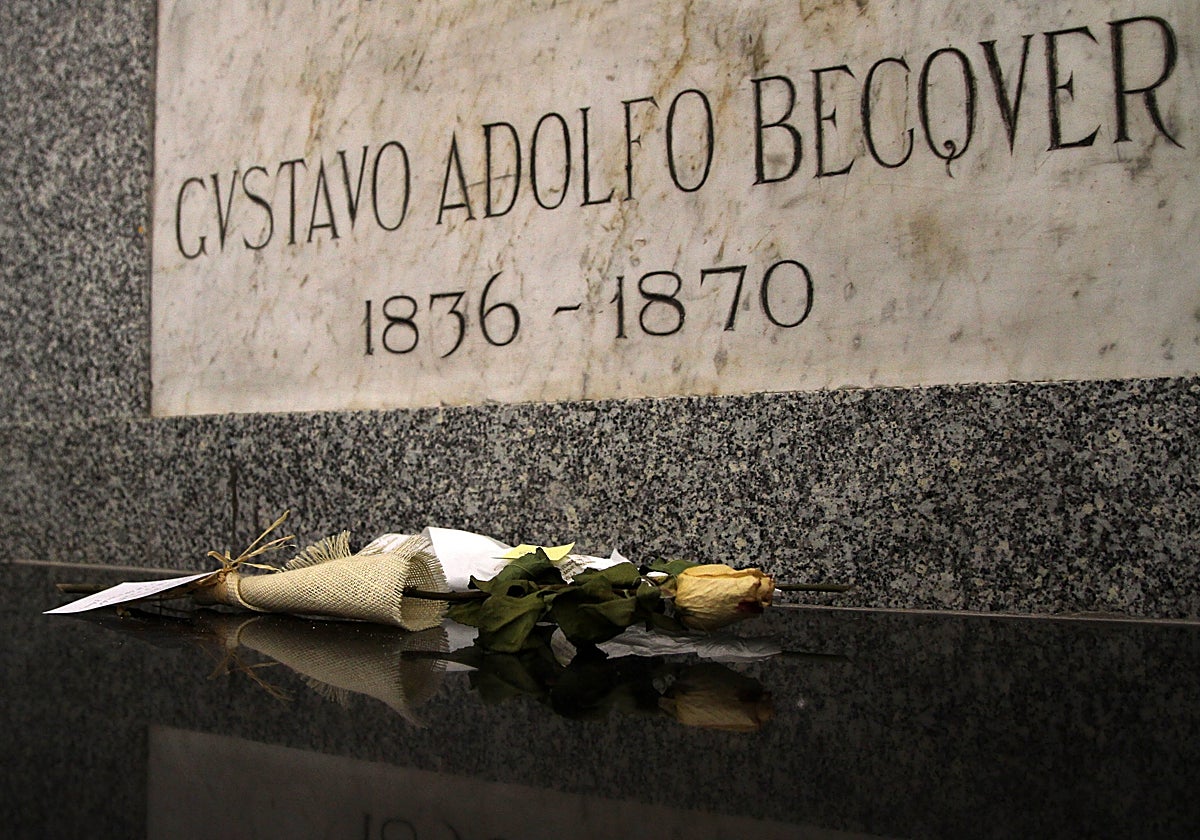 Tumba de Gustavo Adolfo Bécquer en Panteón de Ilustres Sevillanos