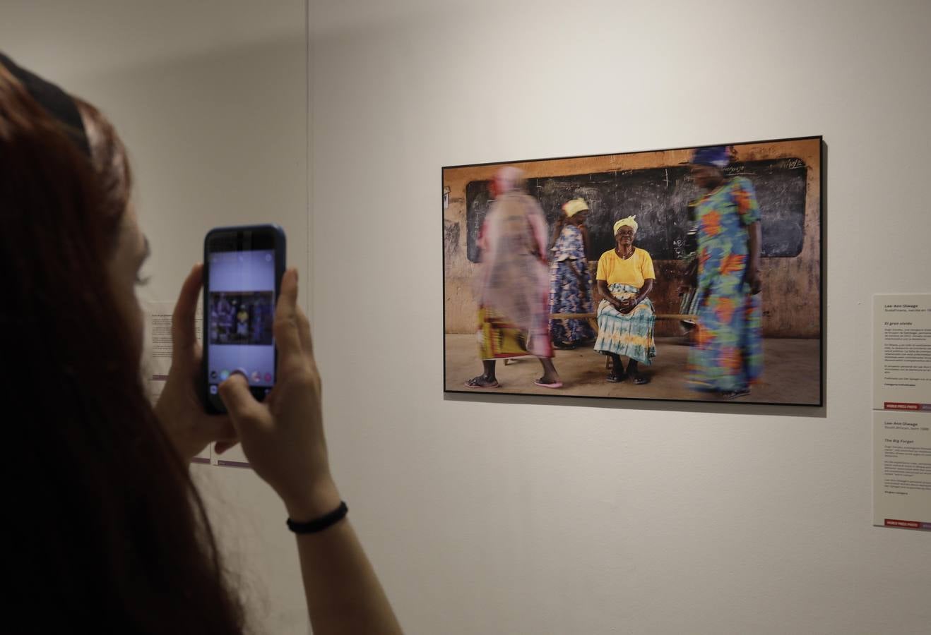 La inauguración de la exposición World Press Photo 2023 en la Fundación Cajasol de Sevilla