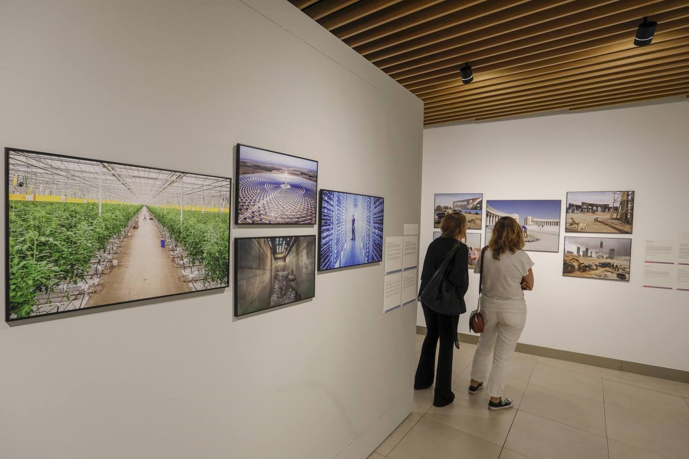 La inauguración de la exposición World Press Photo 2023 en la Fundación Cajasol de Sevilla