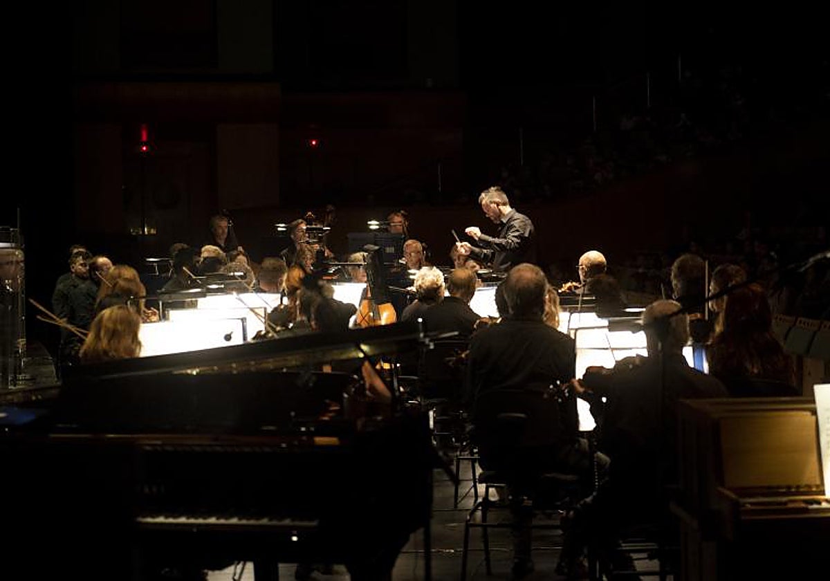 Alfonso Casado Trigo dirigiendo el año pasado a los músicos de la Sinfónica de Sevilla en 'Fantasía'