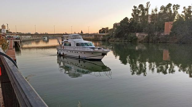 Un barco navega por el Guadalquivir