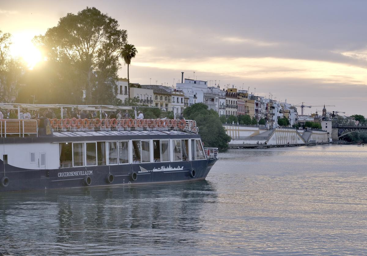 El río Guadalquivir y sus inmediaciones ofrecen una enorme variedad de planes, desde actividades deportivas hasta paseos en barco para descubrir Sevilla