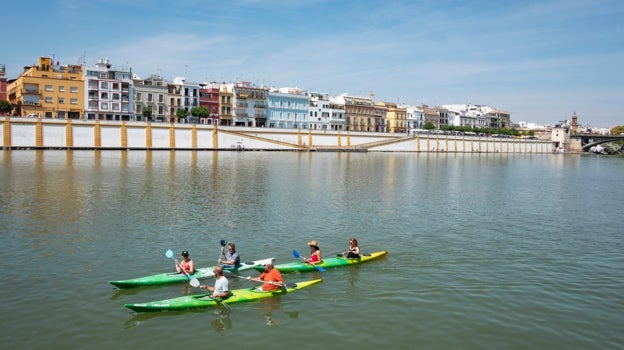 Piragüistas surcan el Guadalquivir