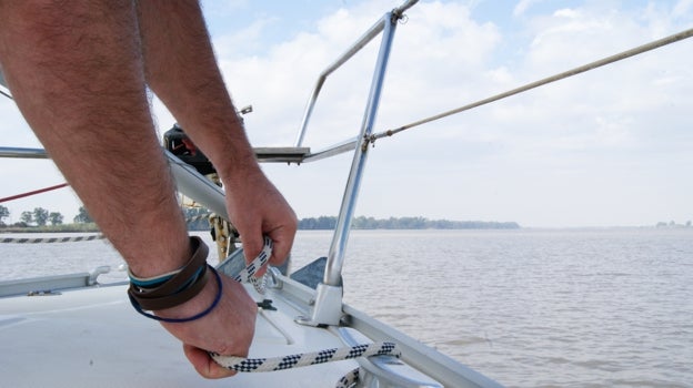 Un hombre practica vela