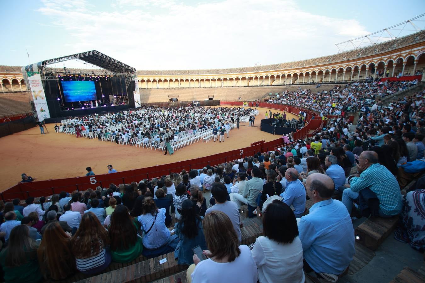 Aspecto muy ambientado de la Maestranza durante el festival de música Ktholic