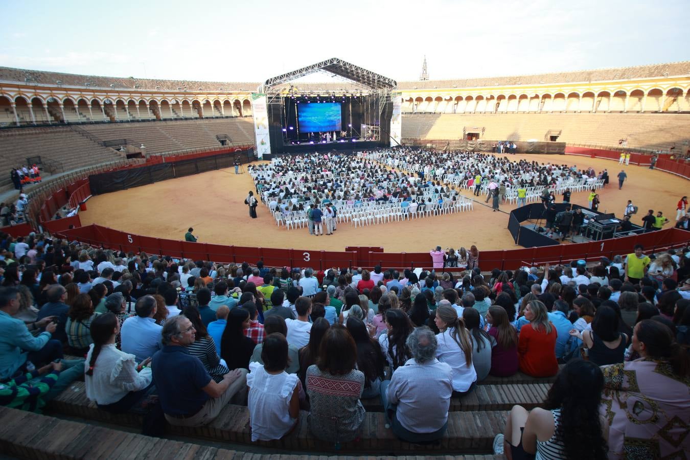 Aspecto muy ambientado de la Maestranza durante el festival de música Ktholic