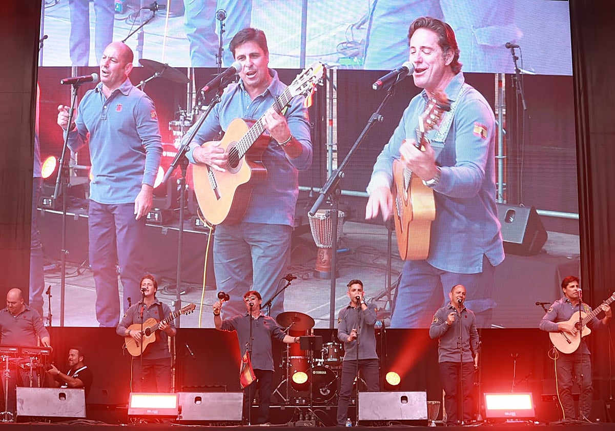 Una y Nos Vamos, con Fran Rivera al frente, durante su actuación en Ktholic Music Festival Sevilla