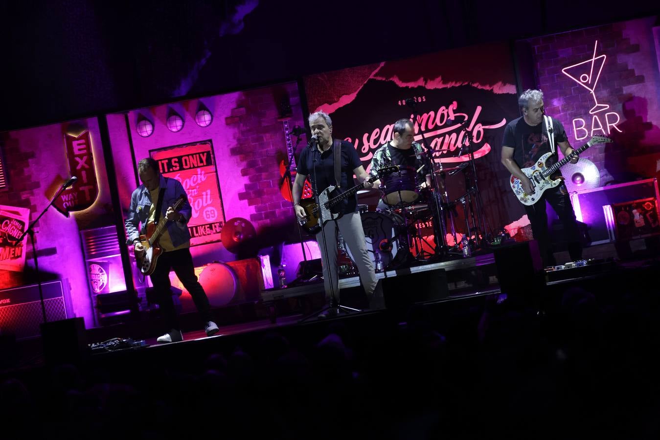 El público coreó las canciones que convirtieron al grupo Hombres G en un fenómeno de masas