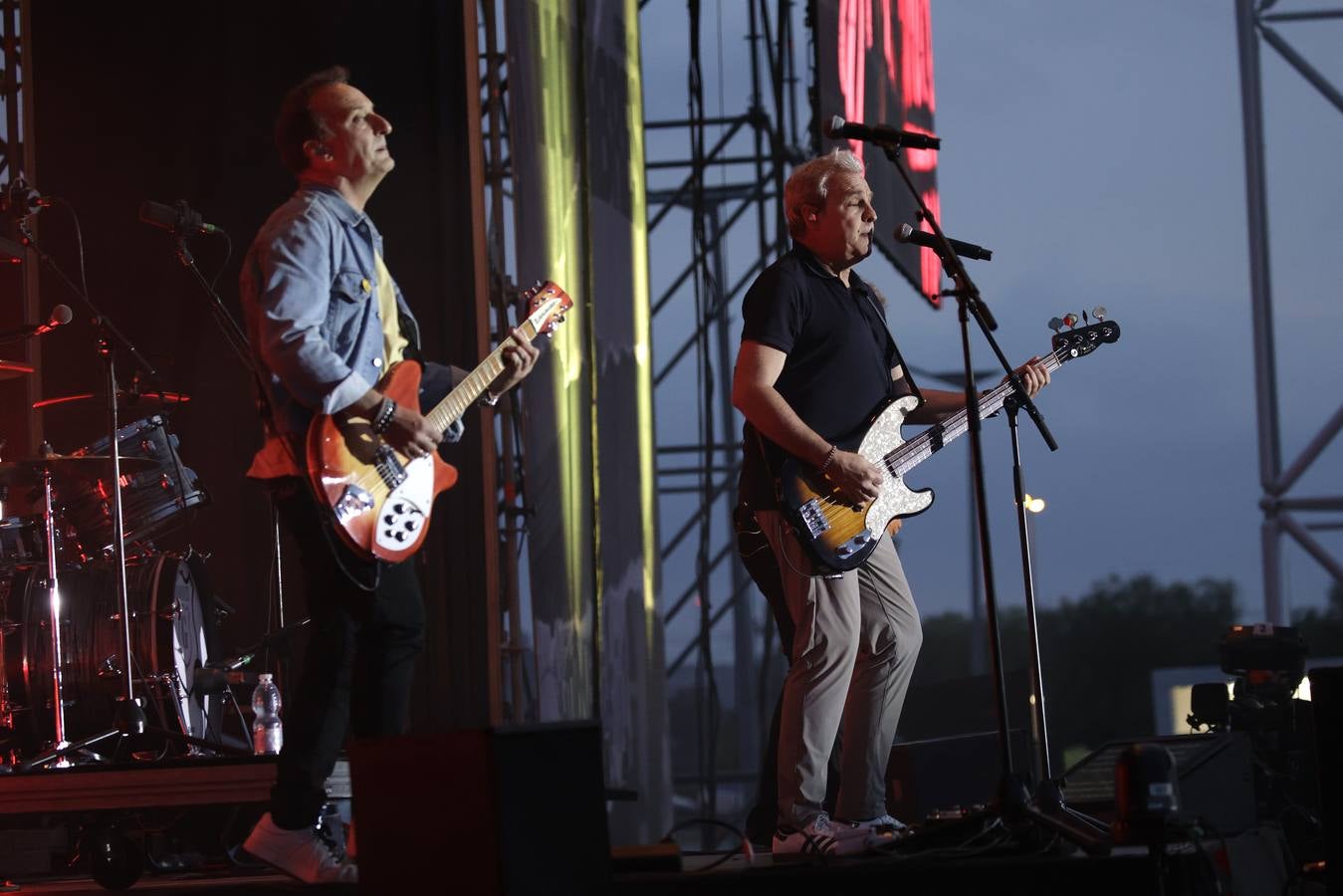 El público coreó las canciones que convirtieron al grupo Hombres G en un fenómeno de masas