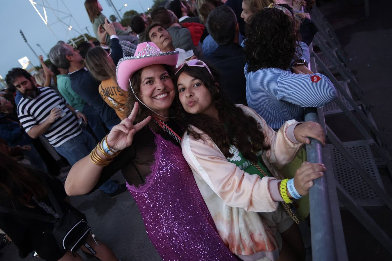 El público coreó las canciones que convirtieron al grupo Hombres G en un fenómeno de masas