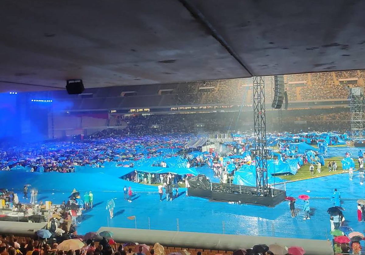 El estadio de la Cartuja se convierte en una piscina por la lluvia en los minutos previos al concierto de Manuel Carrasco en Sevilla