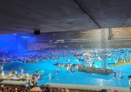 El estadio de la Cartuja se convierte en una piscina por la lluvia en los minutos previos al concierto de Manuel Carrasco en Sevilla